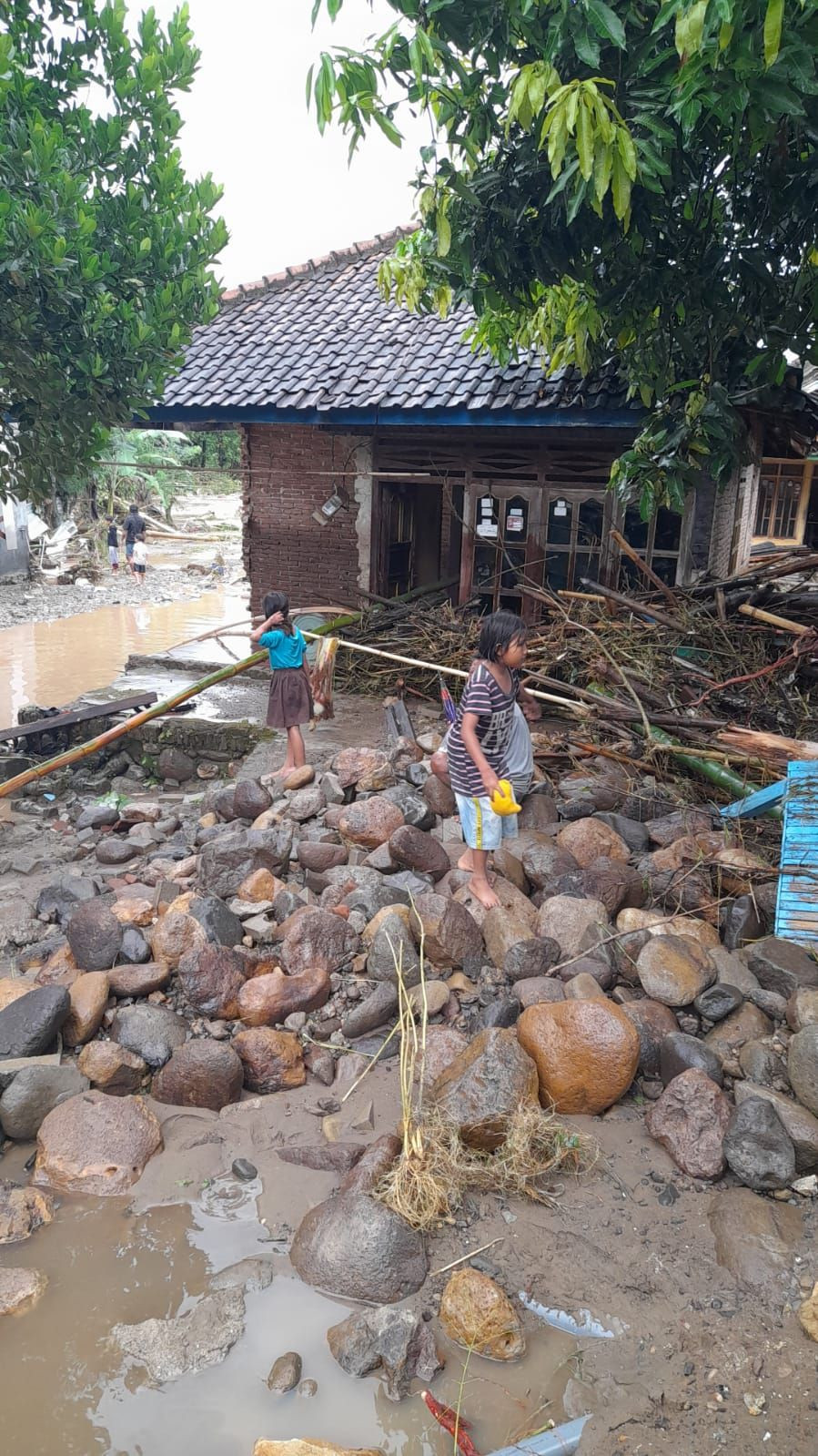 Banjir Bandang Terjang Pulau Sumbawa, Mobil dan Rumah Warga Hanyut 