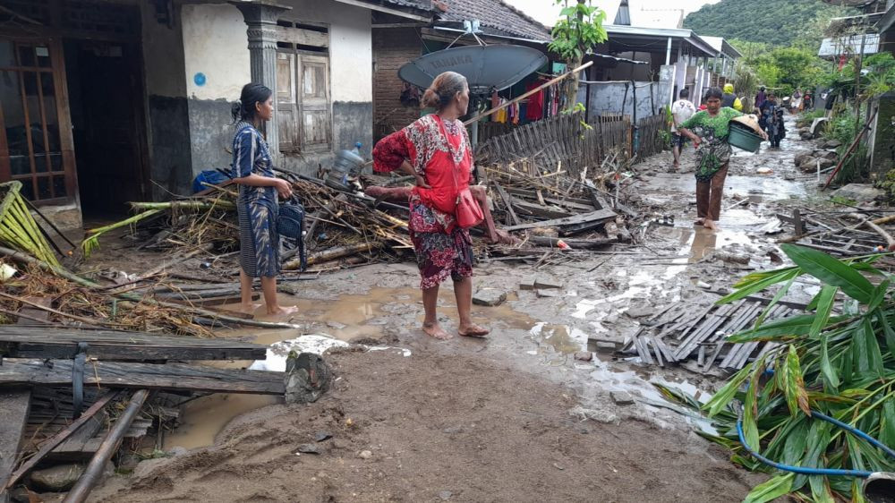 Terjebak Banjir di Sungai, 9 Warga Sumbawa Berhasil Diselamatkan  