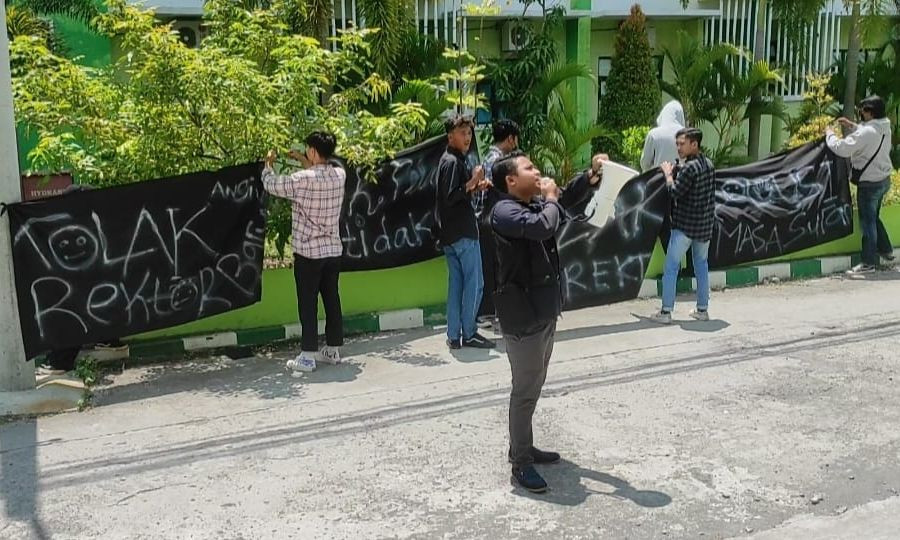 Demo Mahasiswa Warnai Pelantikan Rektor Unisla 