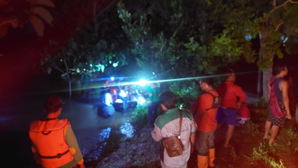 Terjebak Banjir di Sungai, 9 Warga Sumbawa Berhasil Diselamatkan  