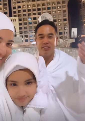 10 Momen Nia Ramadhani Umrah Di Bulan Ramadan, Ajak Mikhayla