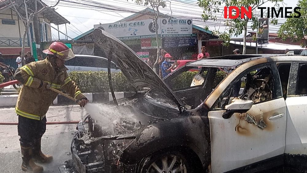 Mobil Mazda CX5 Terbakar saat Parkir di Sumber Rejo Balikpapan