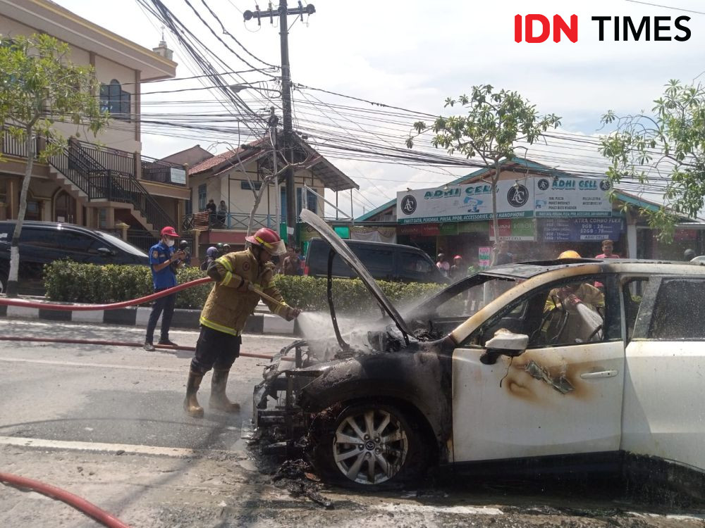 Mobil Mazda CX5 Terbakar saat Parkir di Sumber Rejo Balikpapan