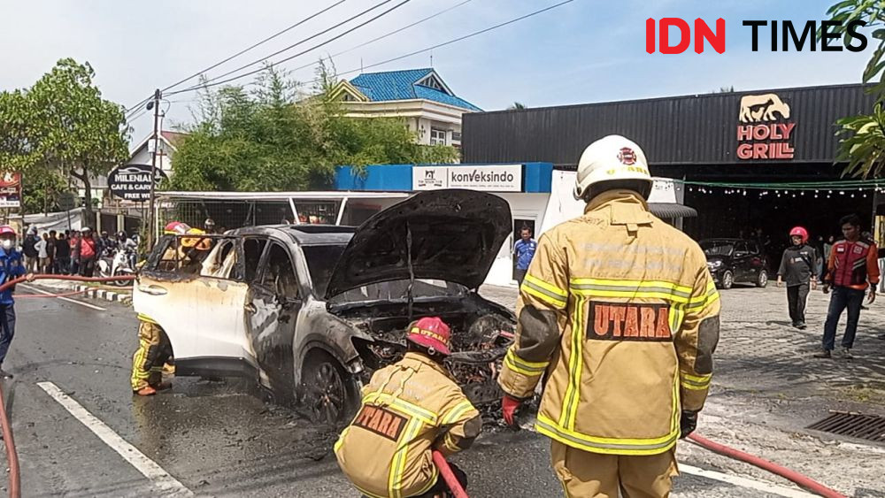 Mobil Mazda CX5 Terbakar saat Parkir di Sumber Rejo Balikpapan