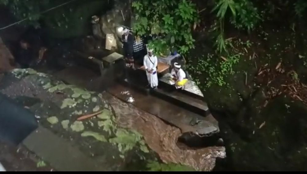 Belasan Pamedek Terjebak Banjir di Pura Goa Raja Karangasem