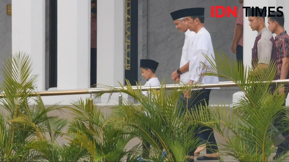 Jokowi Salat Jumat di Masjid Sheikh Zayed Solo, Ganjar Telat Datang