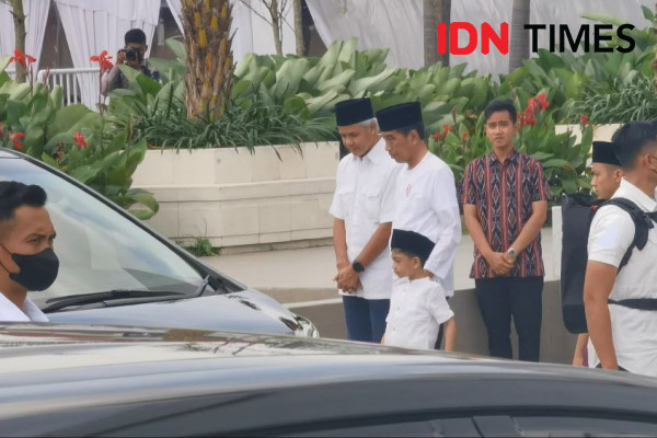Jokowi Salat Jumat di Masjid Sheikh Zayed Solo, Ganjar Telat Datang