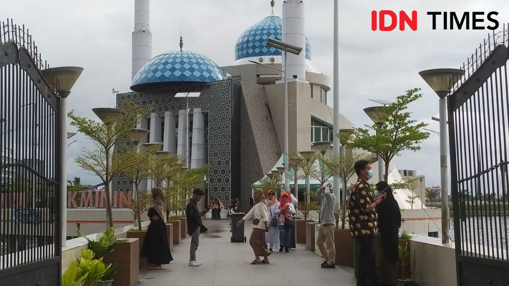 Wisata Religi ke Masjid Terapung Amirul Mukminin di Makassar