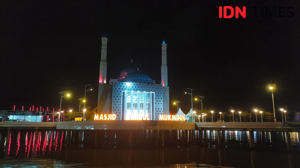 Wisata Religi ke Masjid Terapung Amirul Mukminin di Makassar