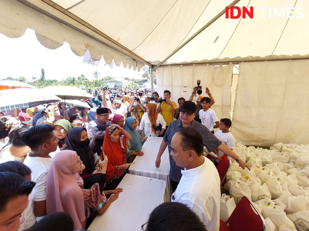 Airlangga Hartarto Jadi Kasir Pasar Murah di Pagedangan Tangerang