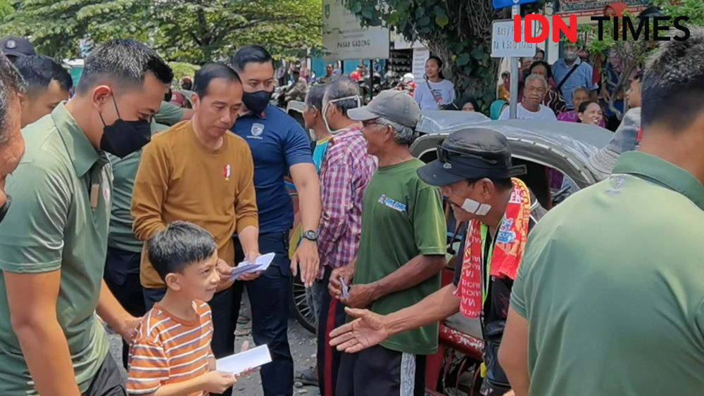 Jokowi Ajak Jan Ethes Blusukan ke Pasar Solo, Bagi-bagi THR