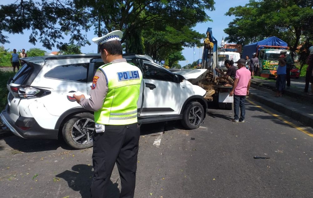 Mobil Tabrak Motor dan Gerobak di Lamongan, Dua Orang Meninggal
