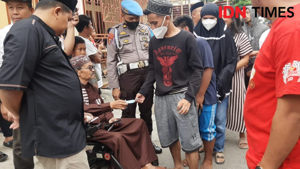Ribuan Warga Makassar Berdesakan Antre Infak dari Pengusaha