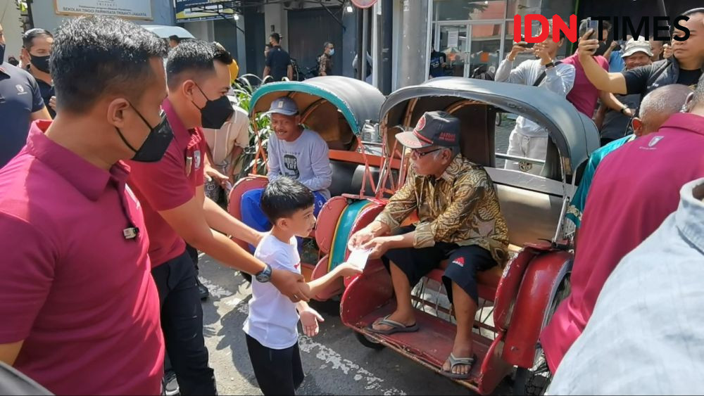 Jokowi dan Jan Ethes Blusukan ke 3 Pasar di Solo, Bagi-bagi Bantuan
