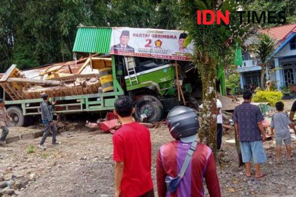 Truk Muatan Alat Berat Hantam 7 Kendaraan Dan 4 Pejalan Kaki