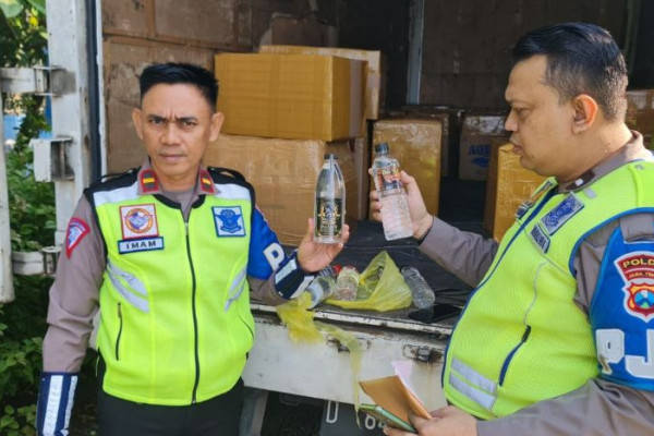 PJR Polda Gagalkan Truk Bawa Ribuan Botol Arak Bali