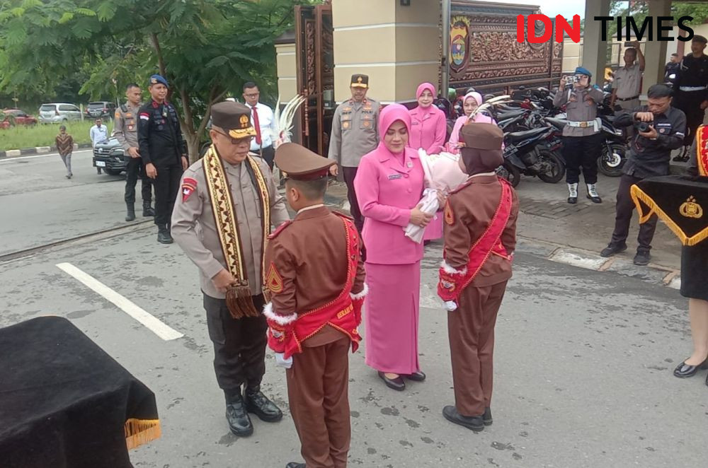 Tapis dan Pocil Warnai Kedatangan Kapolda Lampung Irjen Helmy Santika