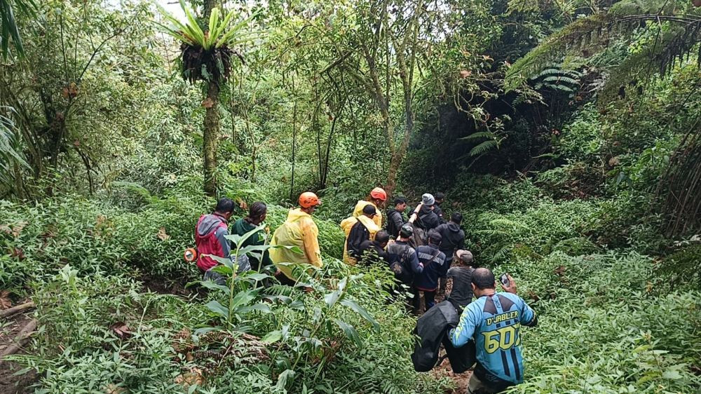 Perjuangan Tim SAR 11 Jam Evakuasi Jenazah di Gunung Abang
