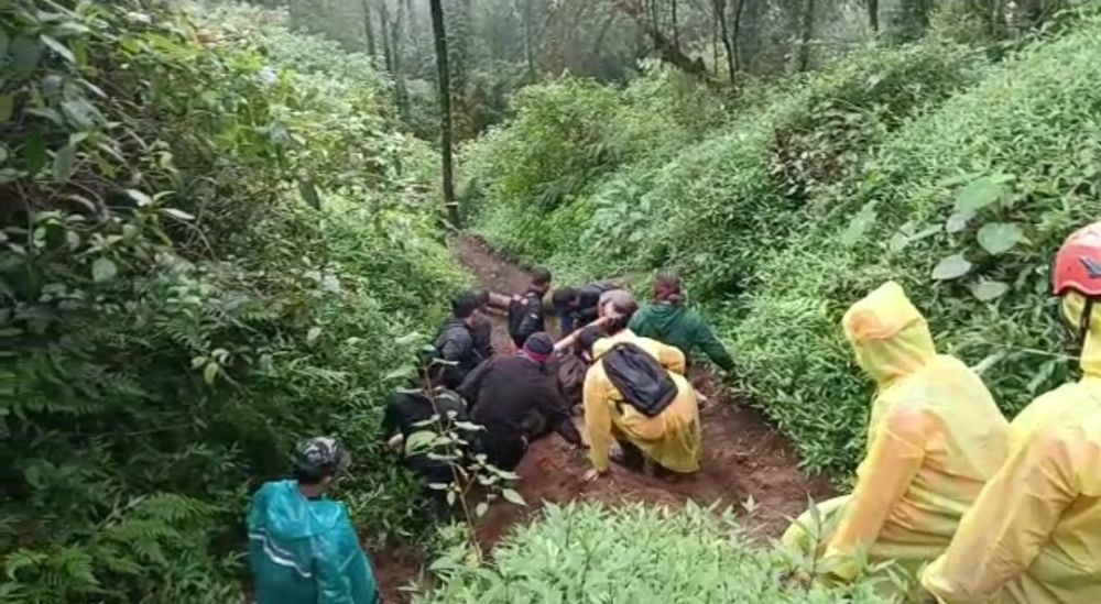 Perjuangan Tim SAR 11 Jam Evakuasi Jenazah di Gunung Abang