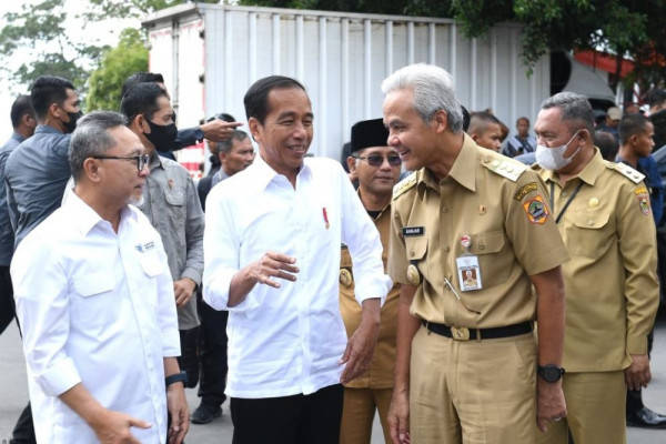 Jokowi Blusukan Ke Pasar Cepego Bareng Mendag Ganjar