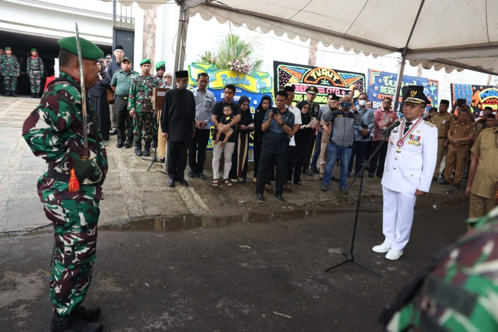 Rapsel Ali Dimakamkan secara Militer di TMP Panaikang Makassar
