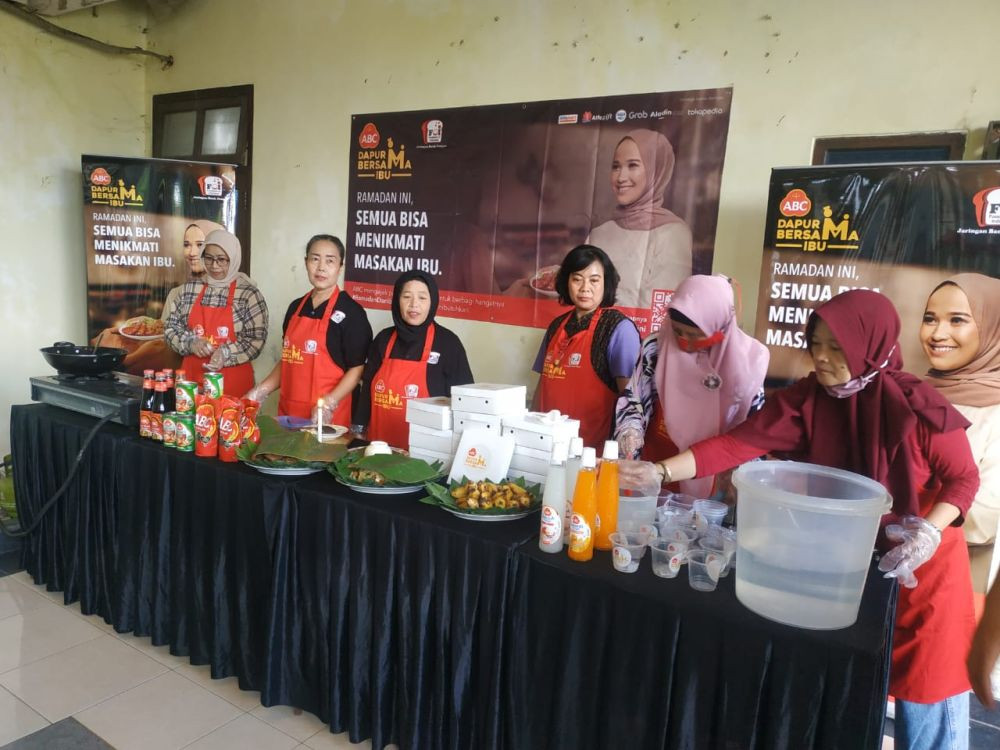 Puluhan Ibu di Jogja Bagi Gratis 14 Ribu Makanan Sahur dan Buka Puasa