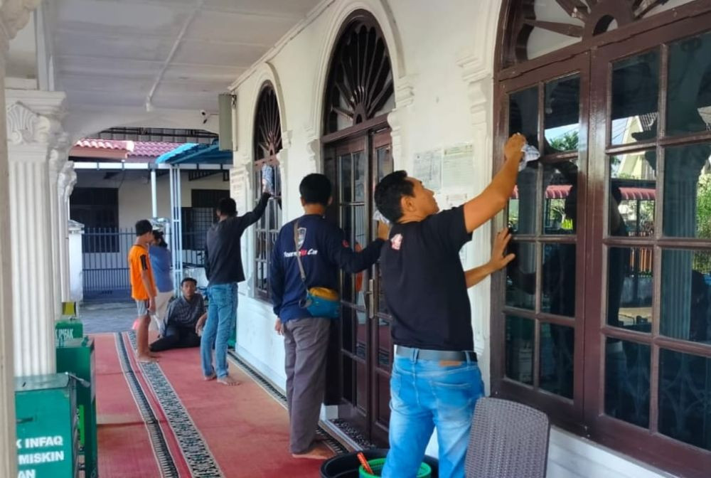 Honda Community Bikers Soleh Bersih-bersih Masjid di Medan