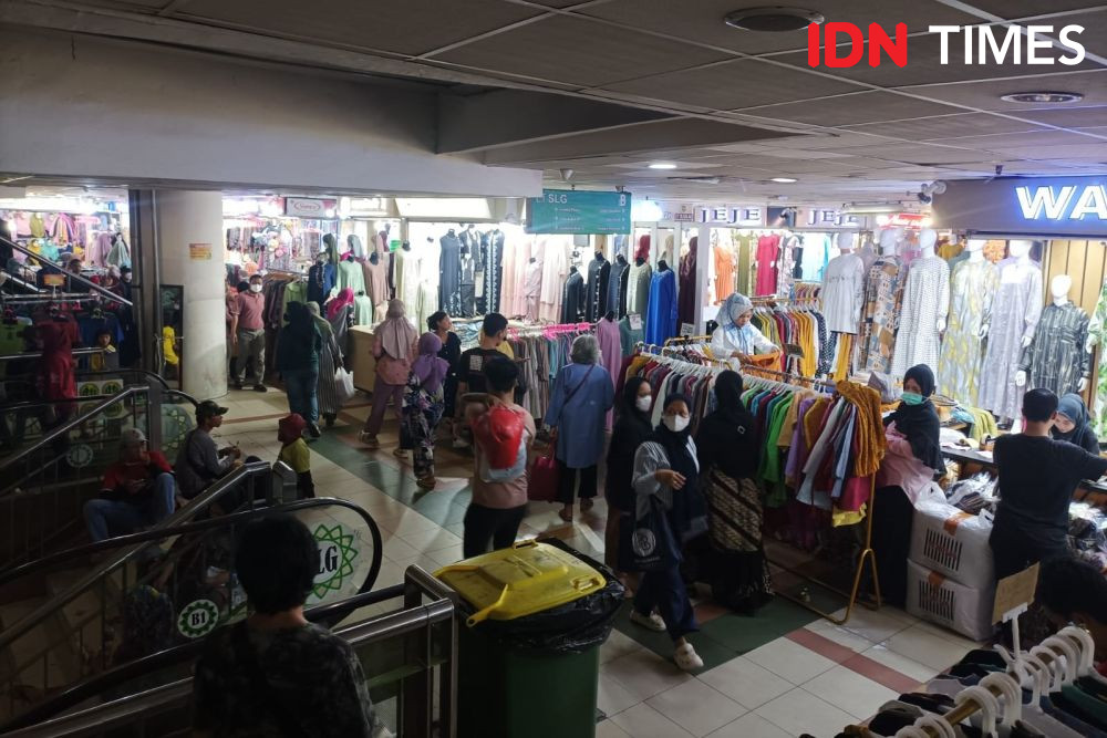 Pasar Tanah Abang Diburu Pengunjung Gamis Lesti Laris Manis