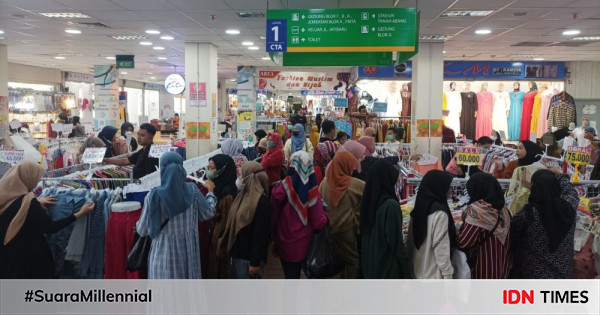 Pasar Tanah Abang Diburu Pengunjung Gamis Lesti Laris Manis