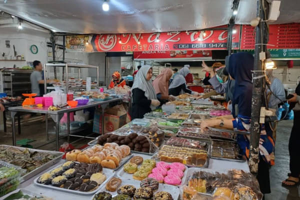 Berburu Takjil Di Nazwa Bazar, Sajikan 150 Menu Makan Minum