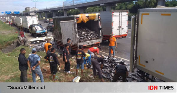 Sopir Mengantuk, Truk Pembawa Ikan Kecelakaan Di Tol Jakarta