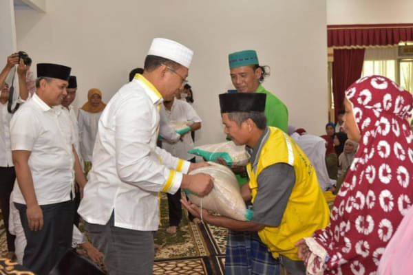 Gubernur NTB Berikan Pasukan Kuning THR Rp450 Ribu Dan Beras