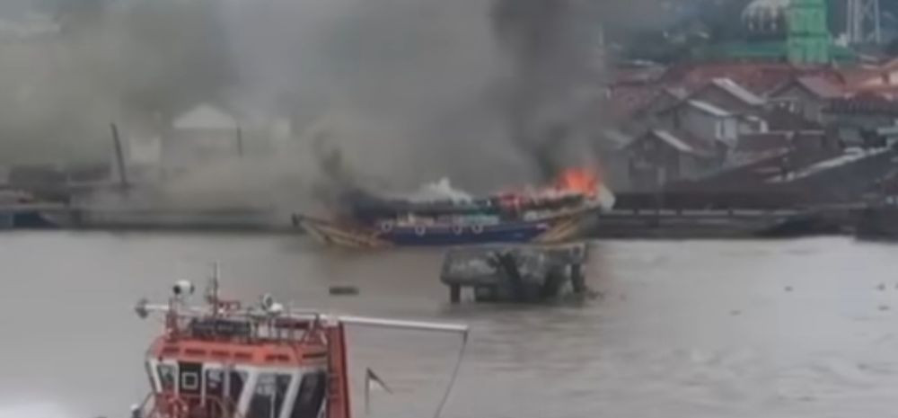 Kapal Pengangkut 38 Ton Beras Terbakar di Perairan Sungai Musi