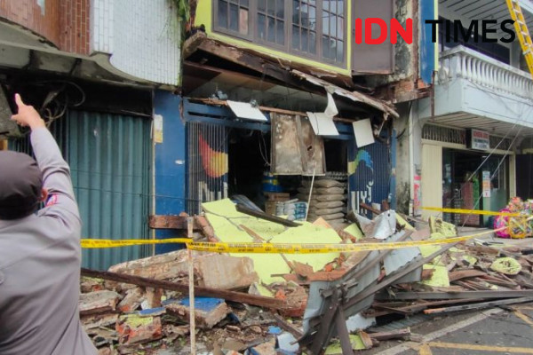 Dinding Ruko di Jalan Jenderal Sudirman Balikpapan Runtuh Tiba-Tiba