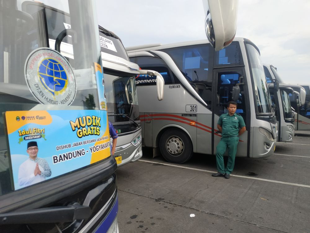 Aman Antar Pemudik, Puluhan Sopir Bus di Bandung Jalani Tes Urine