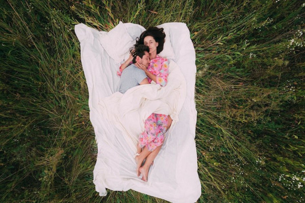 5 Posisi Pelukan Saat Tidur, Nyaman dan Gak Bikin Kesemutan