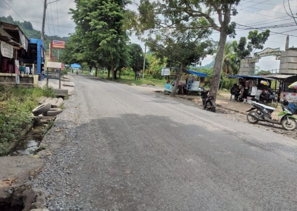Nestapa Warga Lampung Rela Rogoh Kocek Pribadi Perbaiki Jalan Rusak