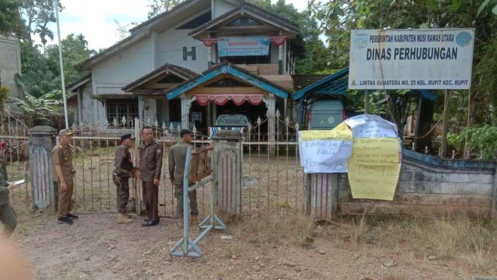 Honor Belum Dibayar Pegawai Dishub Muratara Segel Kantor