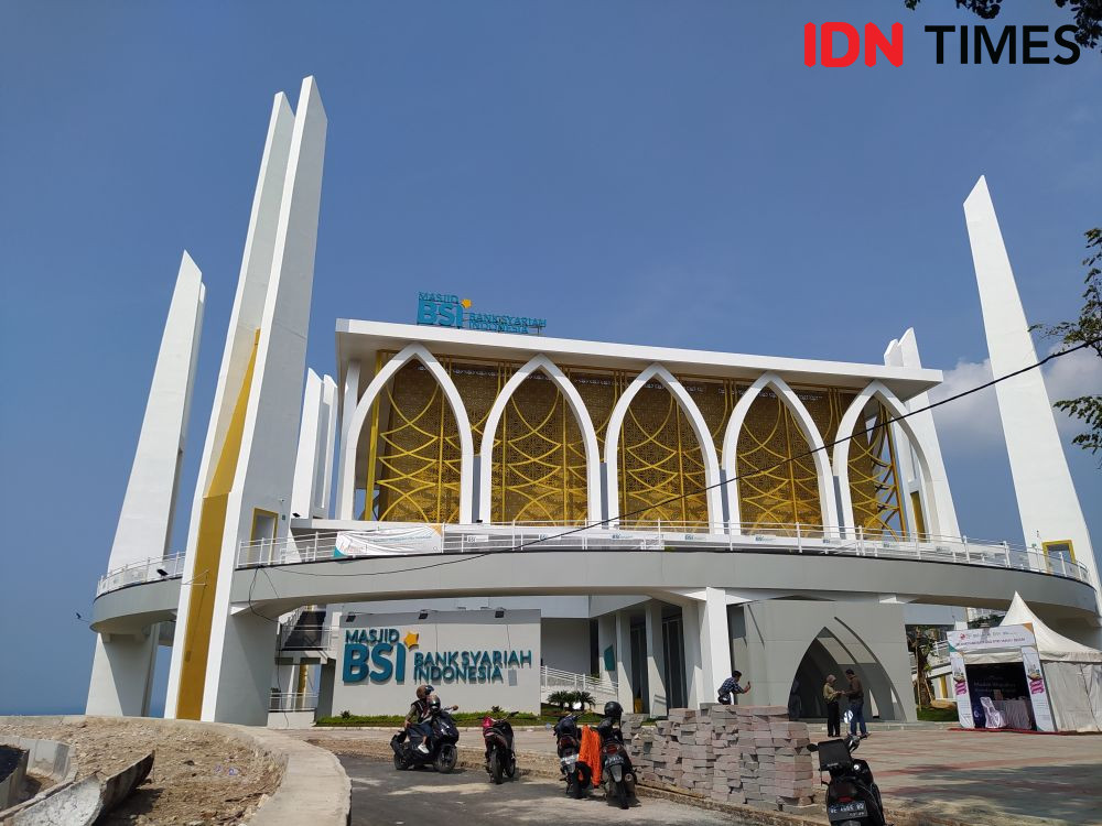 12 Potret Wisata Religi Masjid BSI Bakauheni, Panorama Ciamik!