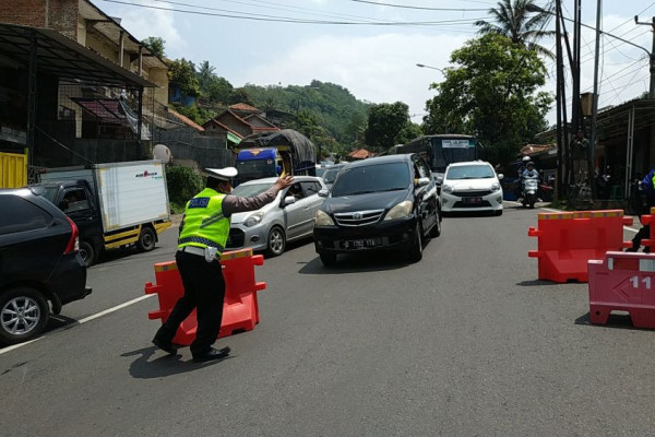 Lalin Macet, Arus Mudik Jalur Nagrek-Limbangan Buka Tutup