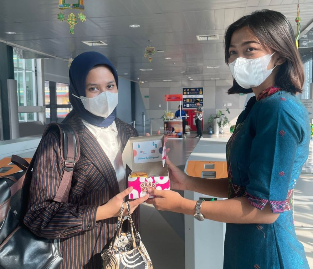 KAI Bandara Bagi Takjil untuk Penumpang yang Berangkat Jelang Berbuka