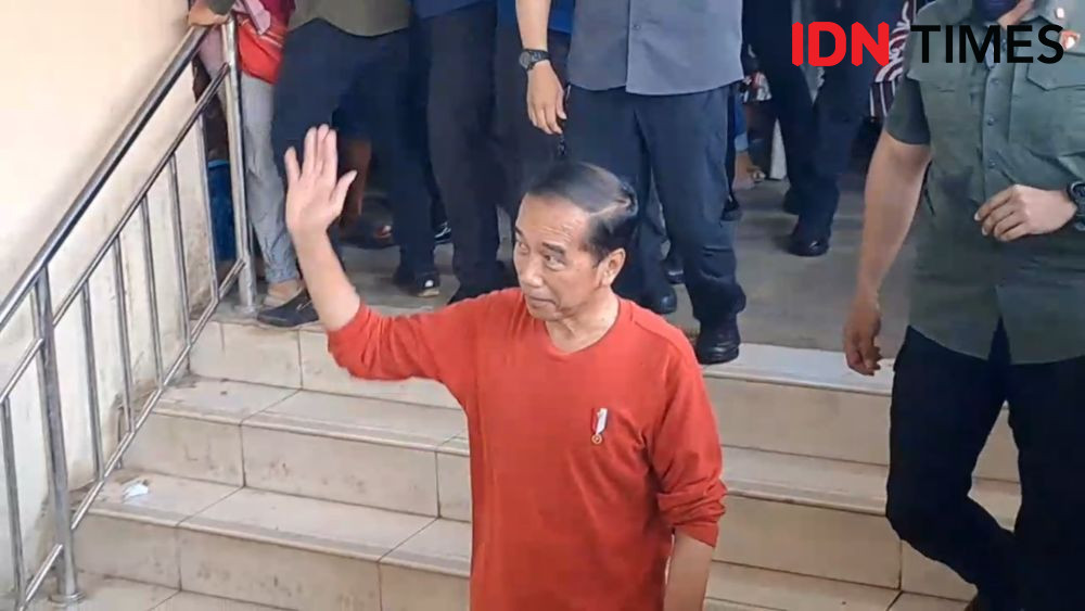 Pulang Kampung, Presiden Jokowi Bagi THR ke Buruh Gendong Pasar Legi