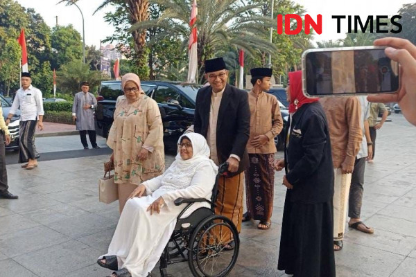 Salat Id di Istiqlal, Anies Tiba Sambil Dorong Kursi Roda Ibunda