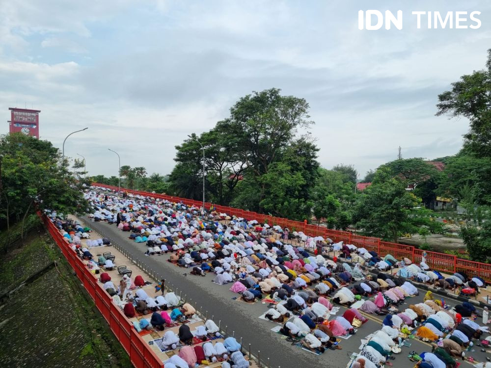 [FOTO] Suasana Salat Idul Id di Masjid Agung dan Ampera Palembang