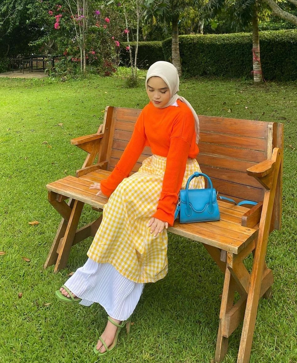 10 Ide OOTD Hijab untuk Piknik, Pakai Dress ala Korea