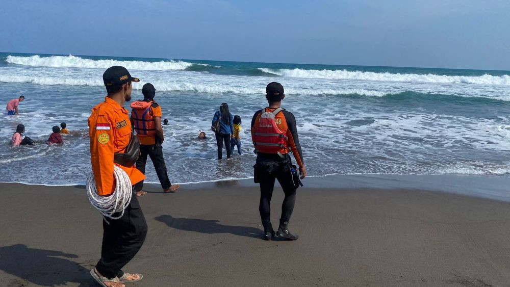 Tiga Wisatawan Digulung Ombak Laut Selatan, SAR Cilacap Larang Bermain Air di Pantai