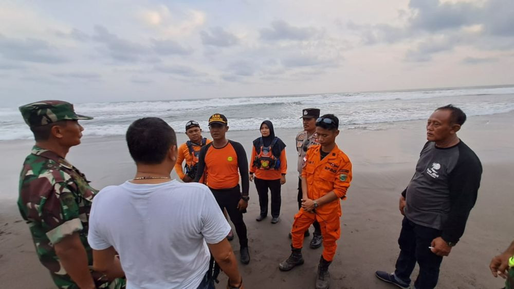 Tiga Wisatawan Digulung Ombak Laut Selatan, SAR Cilacap Larang Bermain Air di Pantai