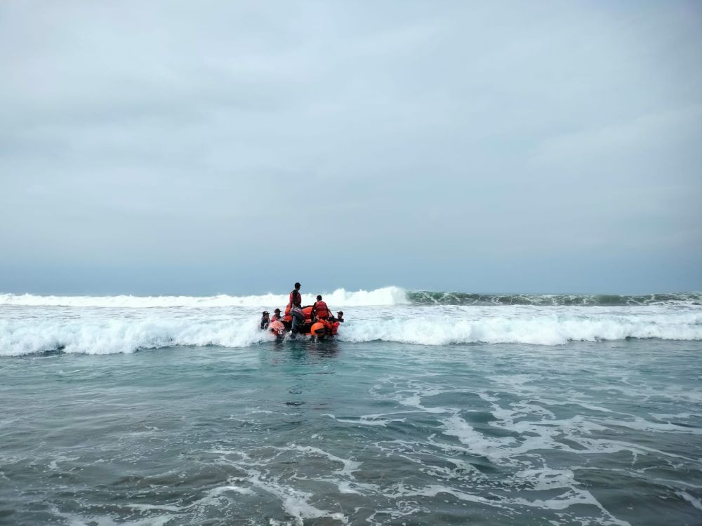 Tubuh 3 Wisatawan Sudah Terbawa ke Tengah Laut, Warga Kebumen Gelar Doa Bersama
