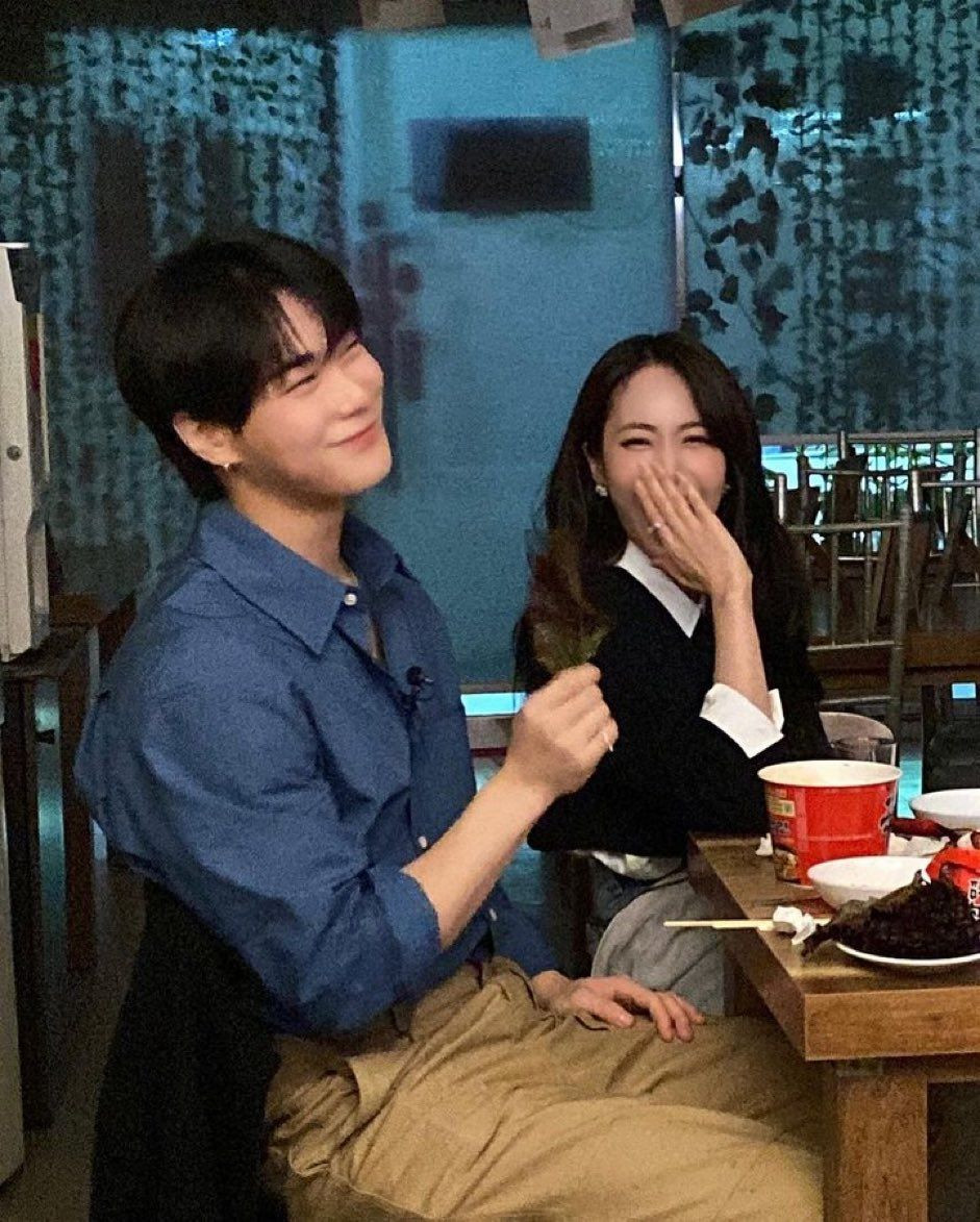 5. Moonbin selalu menjadi sosok teman yang keren bagi SinB 