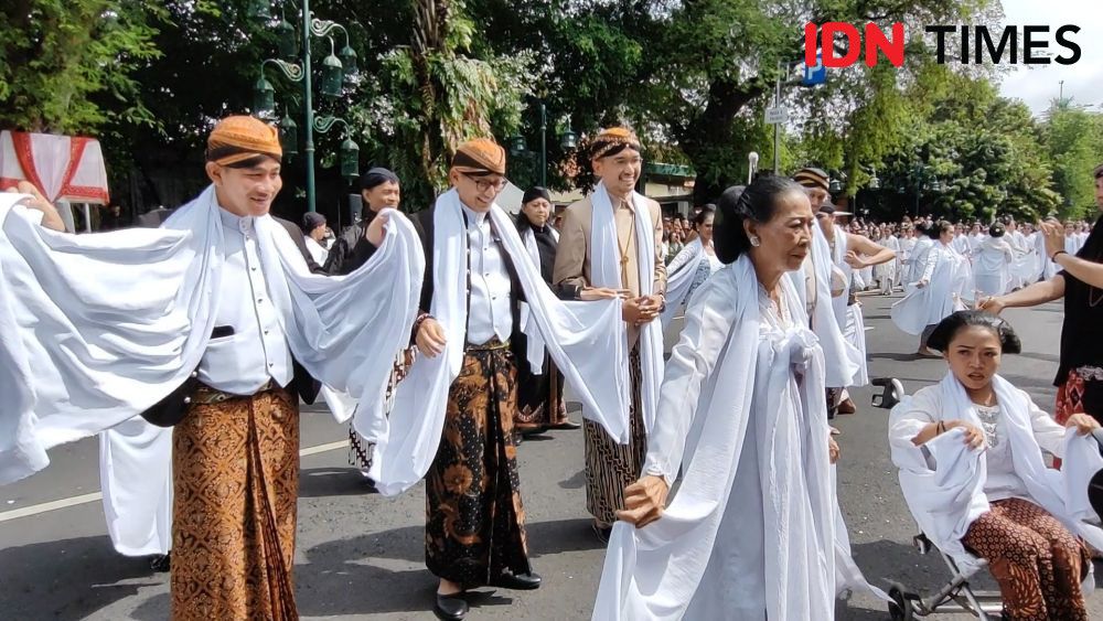 Potret Peringatan Hari Tari di Solo, Ada Sandiaga dan Gibran Ikut Nari